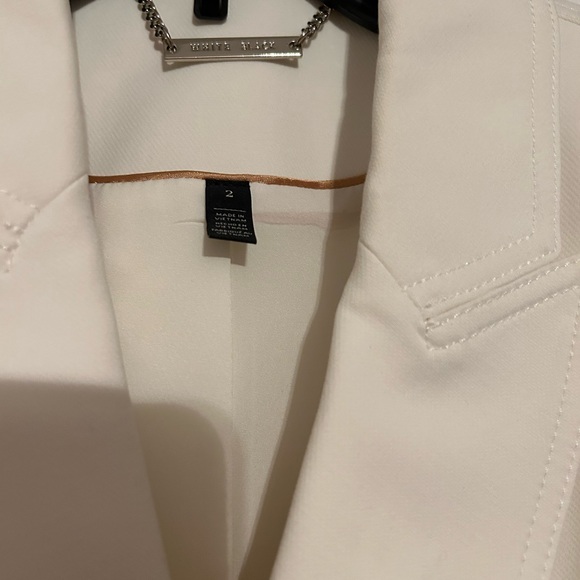 Women’s white double-breasted blazer. Gold-plated buttons. Gold piping inside. - Picture 2 of 8